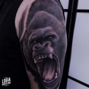 tatuaje_blackwork_gorila_brazo_logiabarcelona_pedro_monteiro   